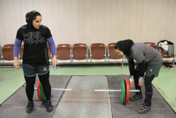 مربی وزنه‌برداری بانوان: از کسب مدال در جوانان آسیا ناامید نیستیم