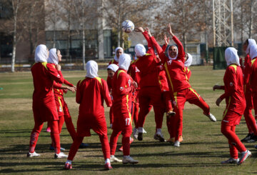 Entrenamiento del equipo femenino iraní de fútbol