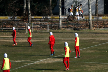 Entrenamiento del equipo femenino iraní de fútbol