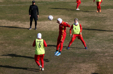 Entrenamiento del equipo femenino iraní de fútbol