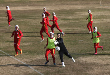 Entrenamiento del equipo femenino iraní de fútbol