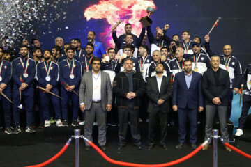 لیگ کشتی آزاد؛ غیبت تیم سهند ارس در مراسم توزیع مدال
