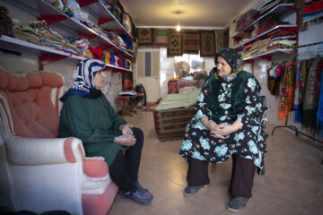 «خاله رحیمه» در حال گفت و گو با یکی از زنان روستای زیارت است.