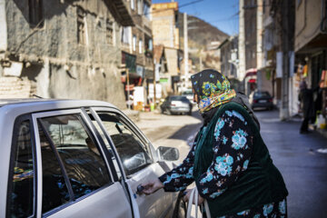 «خاله رحیمه» به علت پادرد مجبور است مسیر کوتاه خانه تا مغازه را با تاکسی برود.