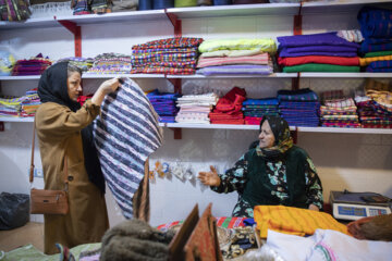 فروشگاه «خاله رحیمه» در منطقه گردشگری روستای زیارت قرار گرفته و به همین دلیل در  روزهای آخر هفته مشتری های بیشتری دارد.