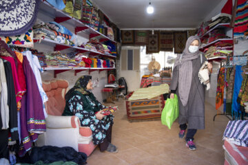 فروشگاه «خاله رحیمه» در منطقه گردشگری روستای زیارت قرار دارد و به همین دلیل در  روزهای آخر هفته مشتری های بیشتری دارد.