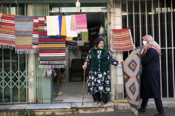 فروشگاه «خاله رحیمه» در منطقه گردشگری روستای زیارت قرار گرفته و به همین دلیل در  روزهای آخر هفته مشتری های بیشتری دارد.