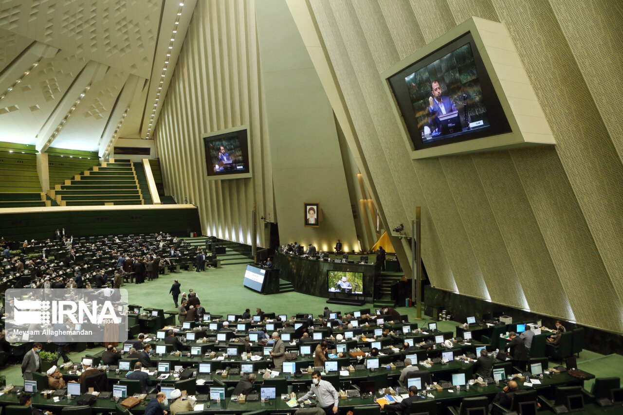 6 وزیر در کمیسیونهای مجلس به نمایندگان پاسخ میدهند / بررسی روش جدید توزیع یارانه بنزین