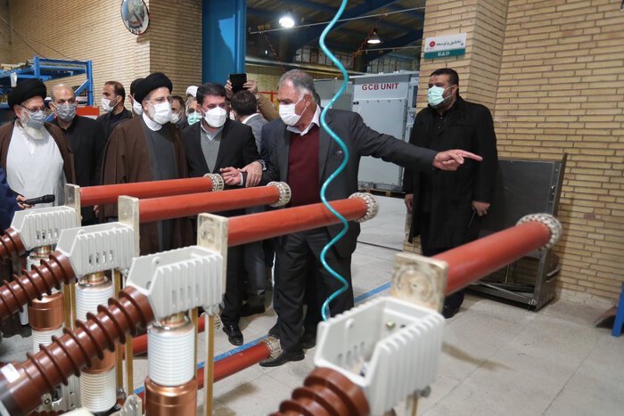 بازدید سرزده رییس جمهور از یک کارخانه تولید قطعات برقی در یزد