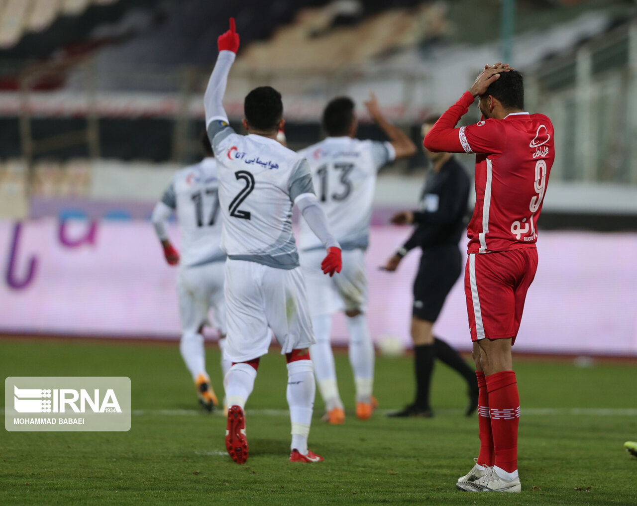 دیدار تراکتور و پرسپولیس نیمه تمام ماند / فرار میهمان به رختکن