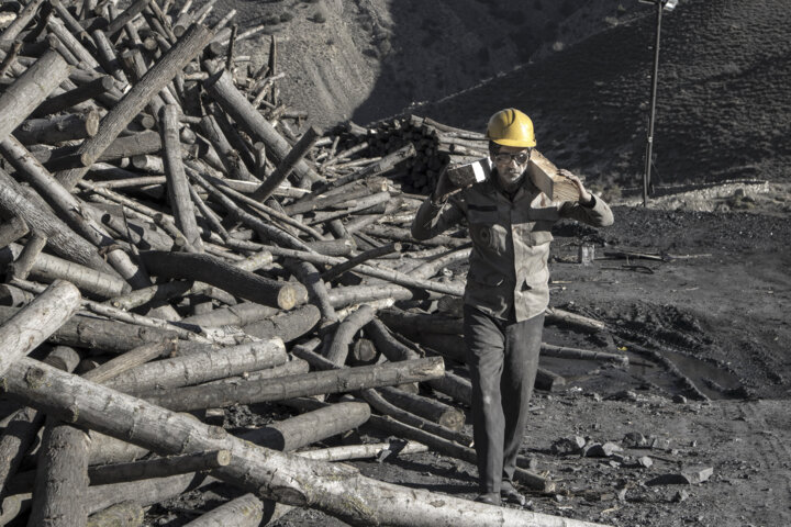 دود تجهیزات قدیمی معادن در چشم معدنکاران