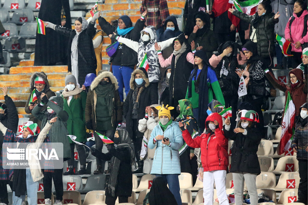 جشن خیابانی مردم ایران بعد از صعود تیم ملی به جام جهانی