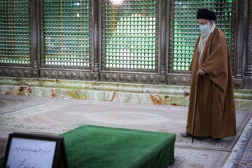 El Líder Supremo de la Revolución rinde homenaje al fallecido Imam Jomeini