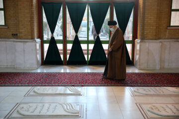 El Líder Supremo de la Revolución rinde homenaje al fallecido Imam Jomeini