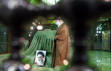 El Líder Supremo de la Revolución rinde homenaje al fallecido Imam Jomeini