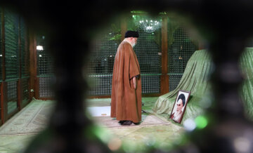 El Líder Supremo de la Revolución rinde homenaje al fallecido Imam Jomeini