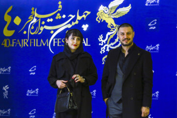 «جواد عزتی» بازیگر فیلم «مرد بازنده» (سمت راست) در مراسم پیش از اکران در نخستین روز جشنواره فیلم فجر