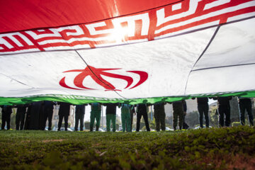 برافراشتن پرچم ایران به مناسبت دهه فجر در اهواز