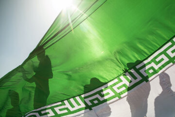 برافراشتن پرچم ایران به مناسبت دهه فجر در اهواز