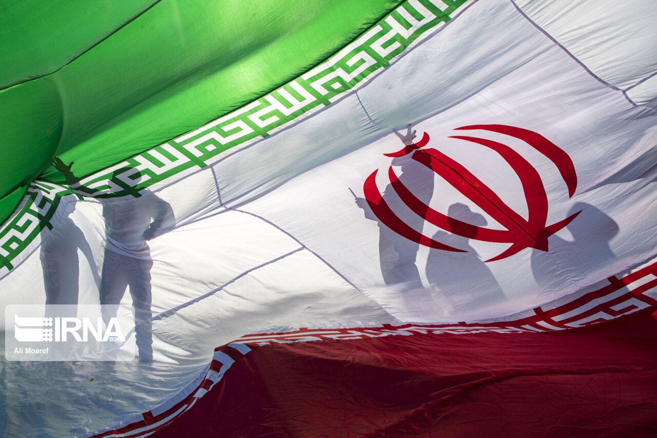 نصب بزرگ‌ ترین پرچم جمهوری اسلامی ایران در آب‌ های خلیج‌ فارس