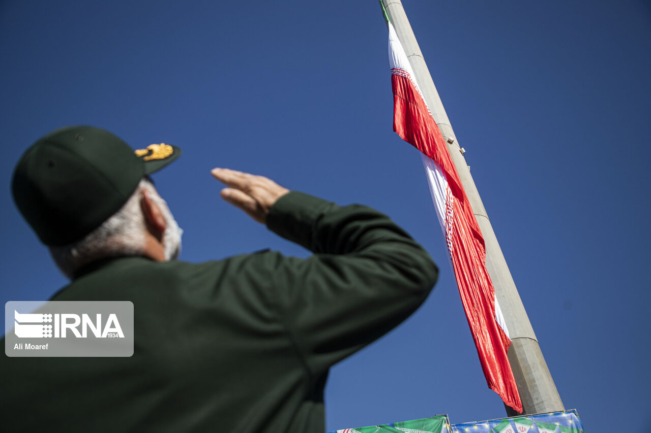 قشم - ایرنا - بلندترین پرچم خوش نقش جمهوری اسلامی ایران در بالاترین نقطه...