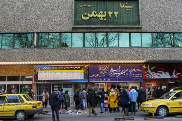 علاقه مندان برای اکران فیم های چهلمین جشنواره فیلم فجر در مقابل سینما 22 بهمن رشت حضور دارند