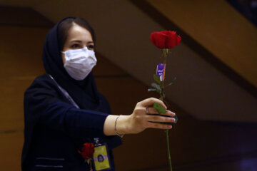 اهدای گل به اهالی رسانه توسط انجمن اوتیسم در هشتمین روز جشنواره فیلم فجر 