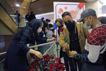 اهدای گل به اهالی رسانه توسط انجمن اوتیسم در هشتمین روز جشنواره فیلم فجر 