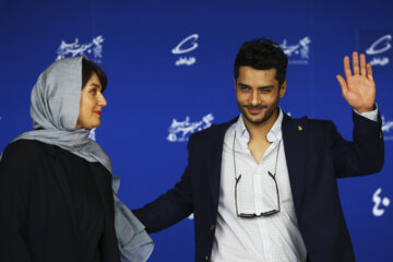 «ساعد سهیلی» بازیگر فیلم «شهرک» به همراه همسر خود «گلوریا هاردی» در مراسم پیش از اکران فیلم در نهمین روز جشنواره فیلم فجر 