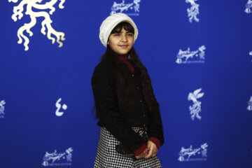 بازیگر خردسال فیلم «شهرک» در مراسم پیش از اکران فیلم در نهمین روز جشنواره فیلم فجر 
