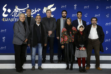 عکس دسته جمعی بازیگران و عوامل فیلم «شهرک» در مراسم پیش از اکران فیلم در نهمین روز جشنواره فیلم فجر 