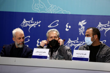 از سمت راست «علیرضا «کاظم سیاحی» بازیگر فیلم «شهرک» در نشست رسانه ای فیلم در نهمین روز جشنواره فیلم فجر 