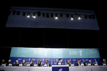 نشست رسانه ای فیلم «شهرک» روزسه شنبه با حضور بازیگران و عوامل فیلم در خانه جشنواره فیلم فجر برگزار شد