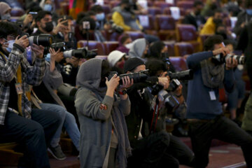 حضور عکاسان در نشست رسانه ای فیلم «شهرک» در خانه جشنواره فیلم فجر 