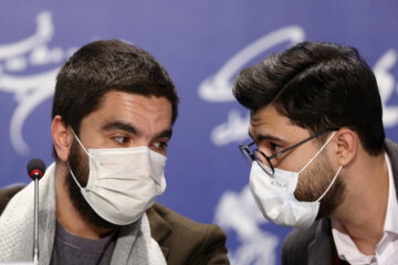 «علی حضرتی» (سمت چپ) کارگردان فیلم «شهرک» در نشست رسانه ای فیلم در نهمین روز جشنواره فیلم فجر 