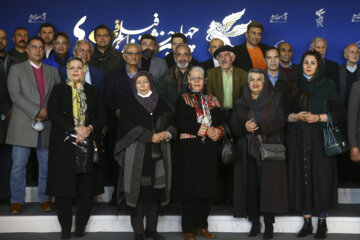  عکس دسته حمعی شخصیت های واقعی داستان فیلم «۲۸۸۸» به همراه خانواده هایشان در مراسم اکران فیلم در خانه جشنواره فیلم فجر  