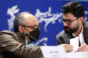 «داود بیدل» (سمت چپ)کارگردان فیلم «نمور » در نشست رسانه ای فیلم در یازدهمین روز جشنواره فیلم فجر