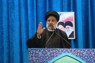 آیت الله سیدابراهیم رئیسی رئیس جمهور در حال سخنرانی در نماز عبادی - سیاسی جمعه تهران