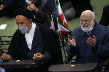 حضور سید محمود دعایی مدیر مسئول روزنامه اطلاعات در نماز عبادی - سیاسی جمعه تهران