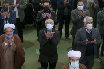 حضور علی اکبر صالحی رییس سابق سازمان انرژی اتمی در نماز عبادی - سیاسی جمعه تهران