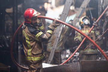آتش‌سوزی فروشگاه‌های زنجیره‌ای در میاندوآب مهار شد
