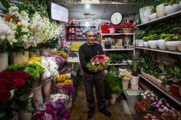 آقای «محمدی» در مغازه گل فروشی مشغول کار است