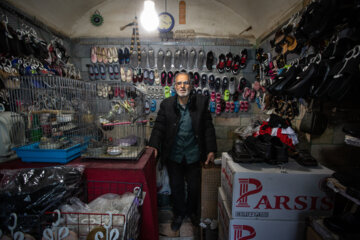 «ناظم» در مغازه کیف و کفش مشغول کار است