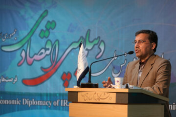 اصغر افتخاری رئیس اولین همایش ملی دیپلماسی اقتصادی جمهوری اسلامی ایران (فرصت ها و چالش های ۱۴۰۰-۱۴۰۴) در این مراسم سخنرانی میکند.