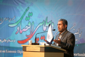 محمدرضا پورابراهیمی رئیس کمیسیون اقتصادی مجلس شورای اسلامی در اولین همایش ملی دیپلماسی اقتصادی جمهوری اسلامی ایران (فرصت ها و چالش های ۱۴۰۰-۱۴۰۴) سخنرانی میکند.
