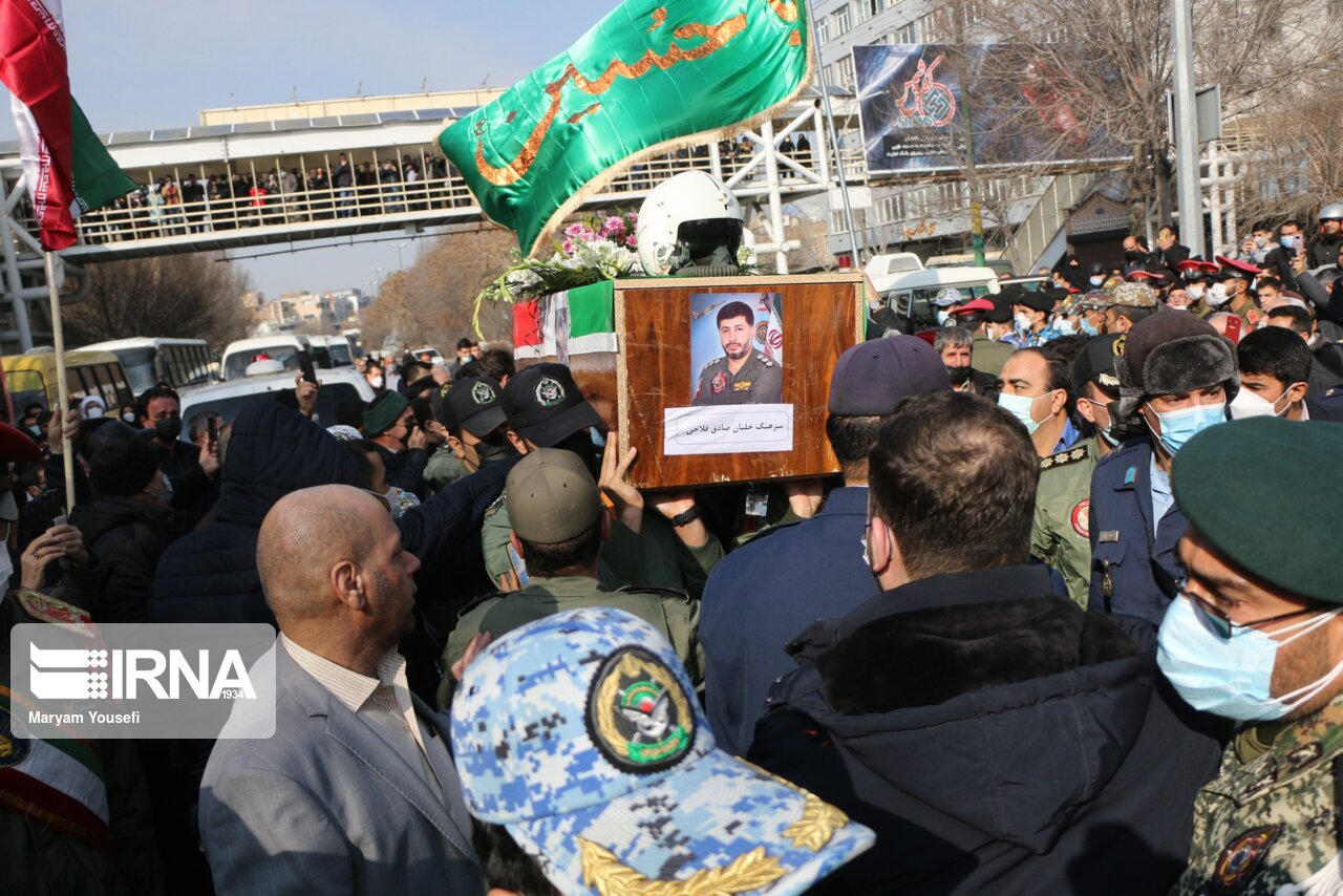 پیکر خلبان شهید فلاحی در شیراز و مرودشت تشییع می‌شود