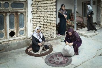 زنان روستای تنگ لی فعالیت های روزانه را بصورت گروهی انجام میدهند
