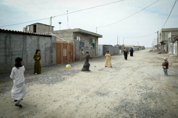 بچه های روستای ترکمن نشین تنگ لی مشغول بازی هستند