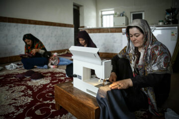 سوزن دوزی هنر اصلی زنان در روستای  ترکمن نشین تنگ لی است. آنها اینکار را بصورت گروهی انجام می دهند