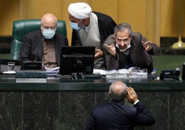 گفت و گوی «حمید رضا عطایی» معاون قوانین مجلس با یکی از نمایندگان در بیست و پنجمین جلسه بررسی لایحه بودجه ۱۴۰۱